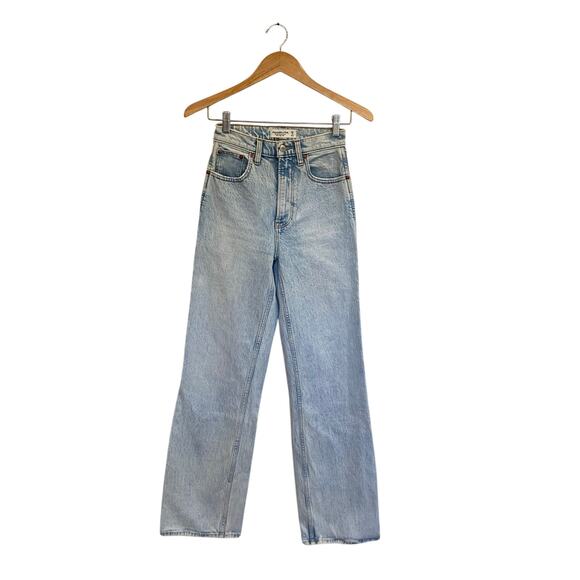 Abercrombie & Fitch The '90s Relaxed Jean Ultra High Rise Light Blue Wash - Picture 3 of 11